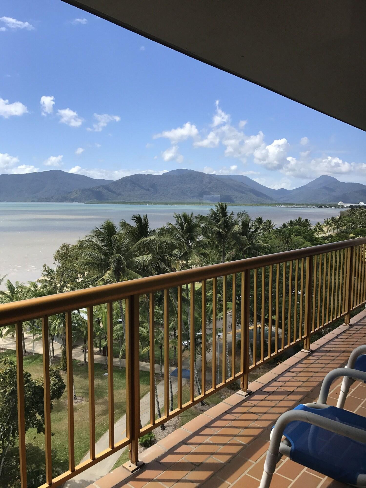 Coral Towers Holiday Suites Cairns Exteriör bild