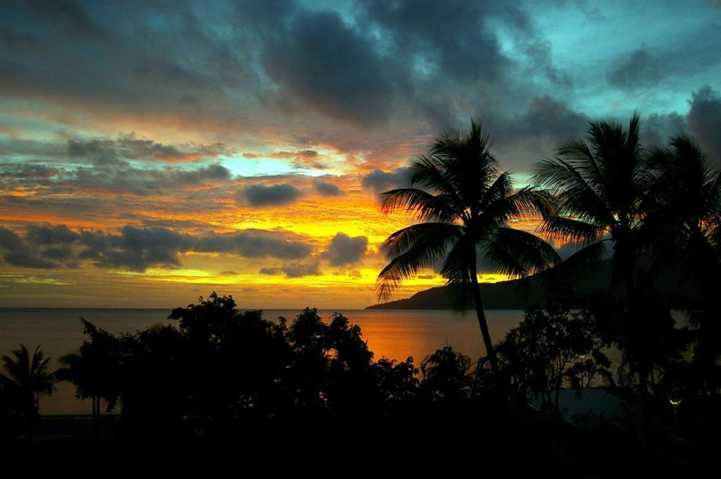 Coral Towers Holiday Suites Cairns Exteriör bild