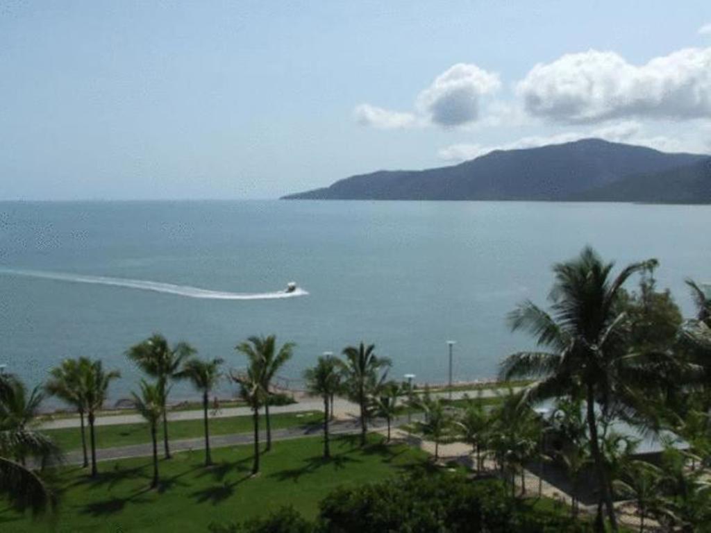 Coral Towers Holiday Suites Cairns Exteriör bild